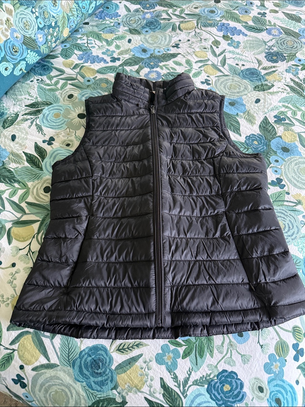 Amazon Essentials Women's Lightweight Packable Puffer Vest
